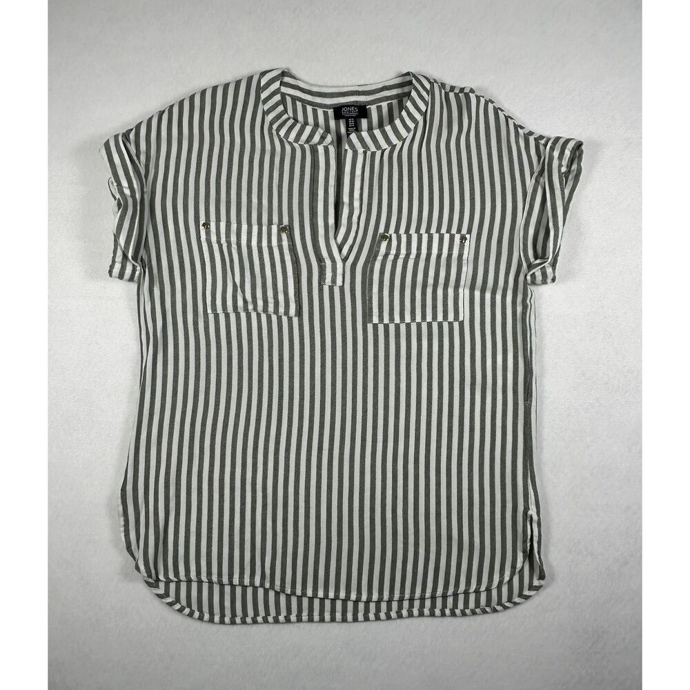 Jones New York short-sleeve split-neck blouse. Size Medium.